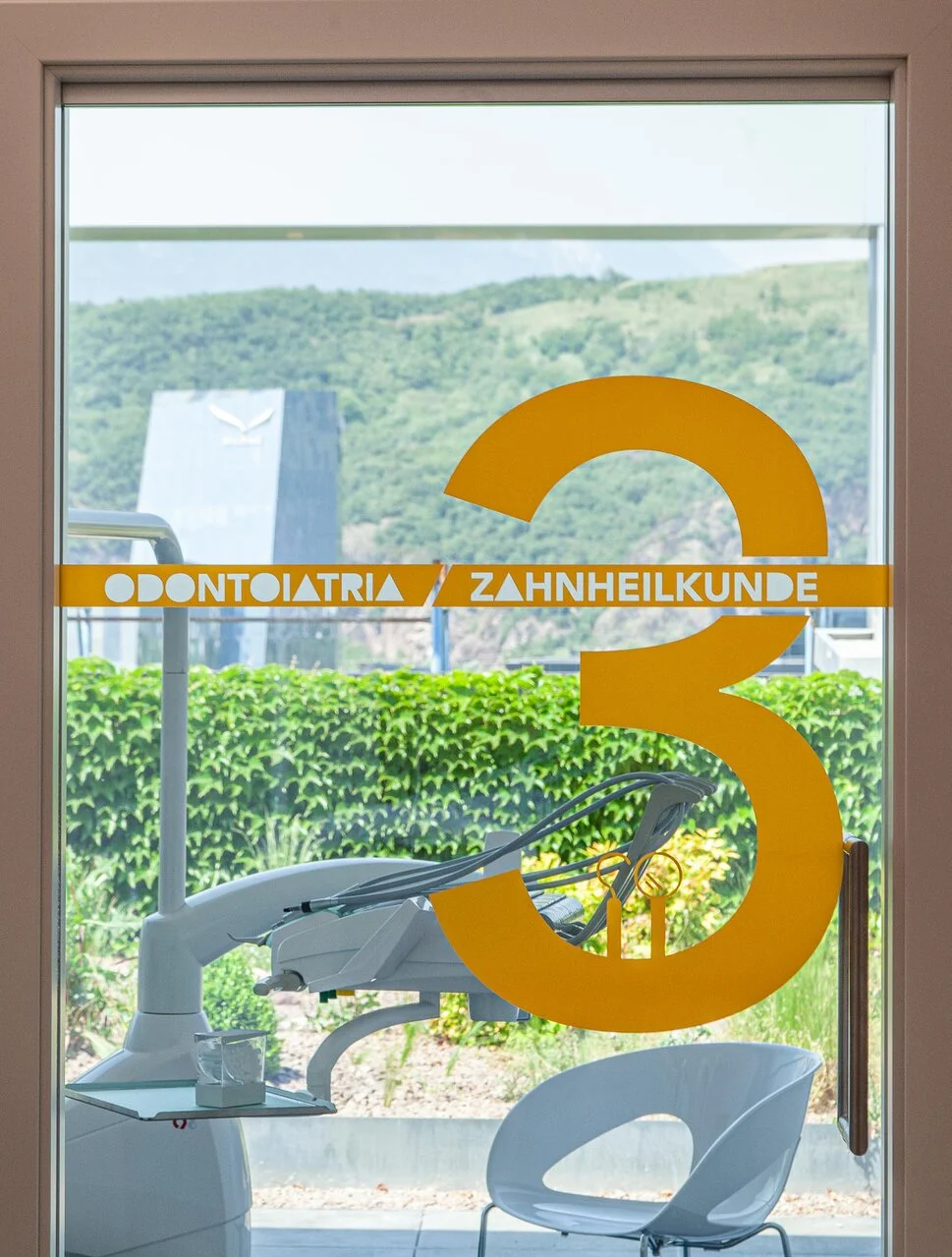 Team, Räume und Behandlungssituation in der Zahnarztpraxis Maia Dentis. Fotografie von Marco Bonatta.