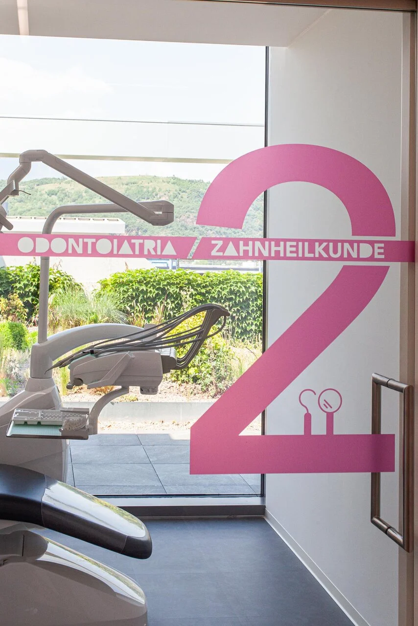 Team, Räume und Behandlungssituation in der Zahnarztpraxis Maia Dentis. Fotografie von Marco Bonatta.