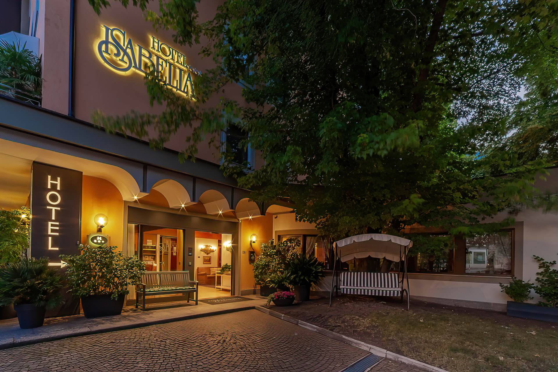 Hotelarchitektur, Innenraum oder Atmosphäre eines Südtiroler Gastbetriebs — fotografiert von Marco Bonatta.