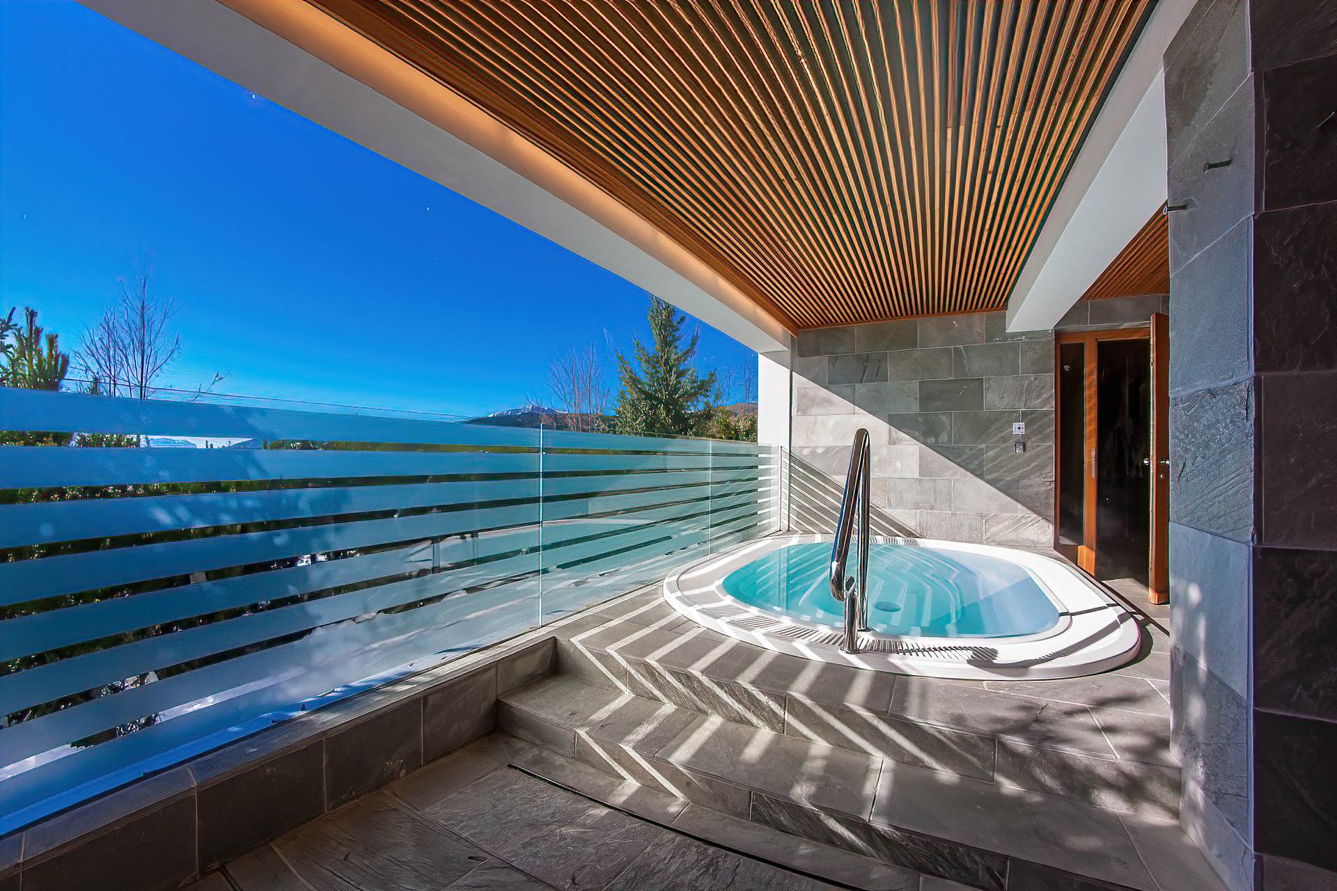 Hotelarchitektur, Innenraum oder Atmosphäre eines Südtiroler Gastbetriebs — fotografiert von Marco Bonatta.