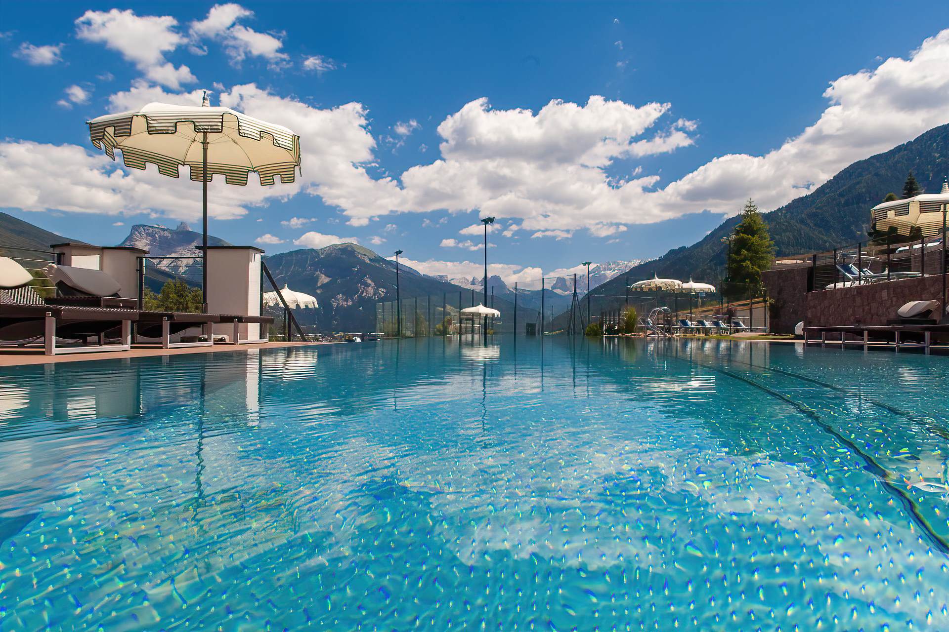 Hotelarchitektur, Innenraum oder Atmosphäre eines Südtiroler Gastbetriebs — fotografiert von Marco Bonatta.