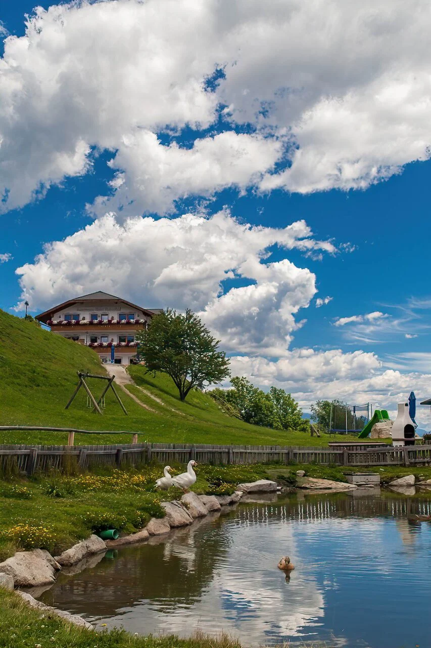 Hotelarchitektur, Innenraum oder Atmosphäre eines Südtiroler Gastbetriebs — fotografiert von Marco Bonatta.