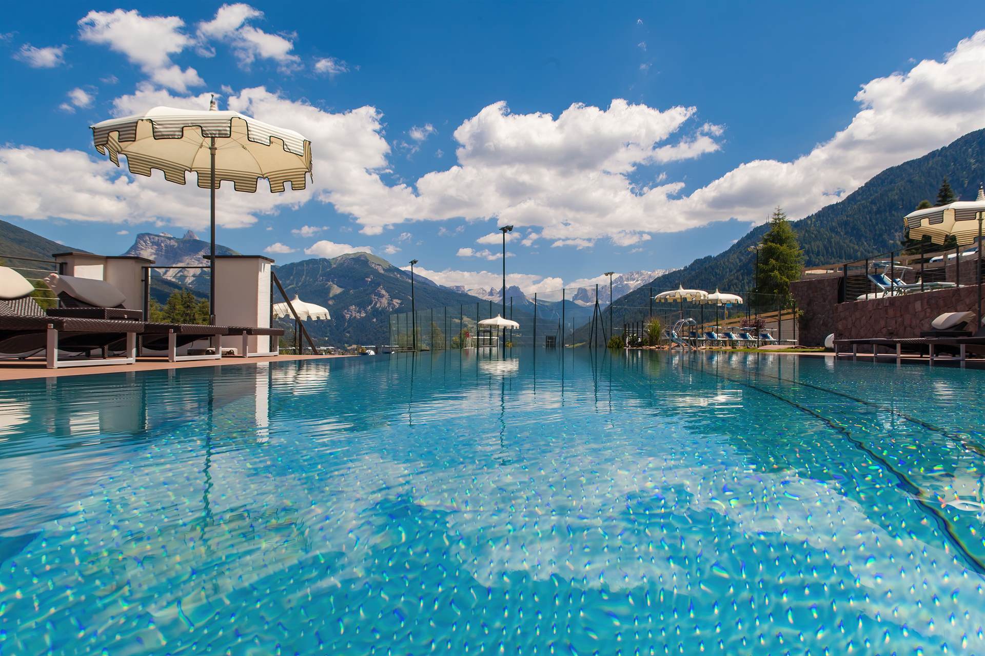 Hotelarchitektur, Innenraum oder Atmosphäre eines Südtiroler Gastbetriebs — fotografiert von Marco Bonatta.