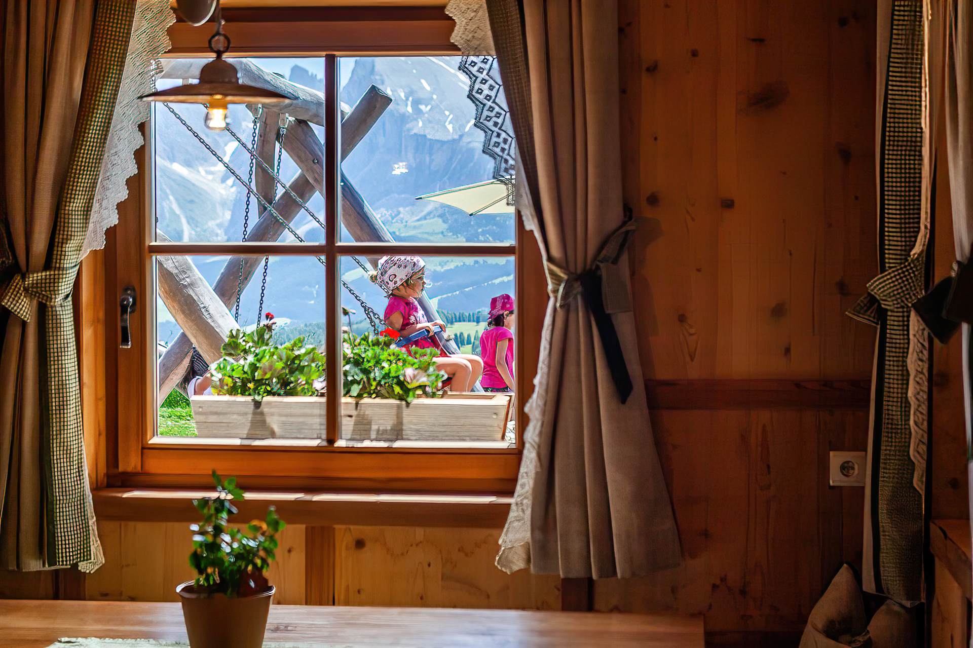 Hotelarchitektur, Innenraum oder Atmosphäre eines Südtiroler Gastbetriebs — fotografiert von Marco Bonatta.