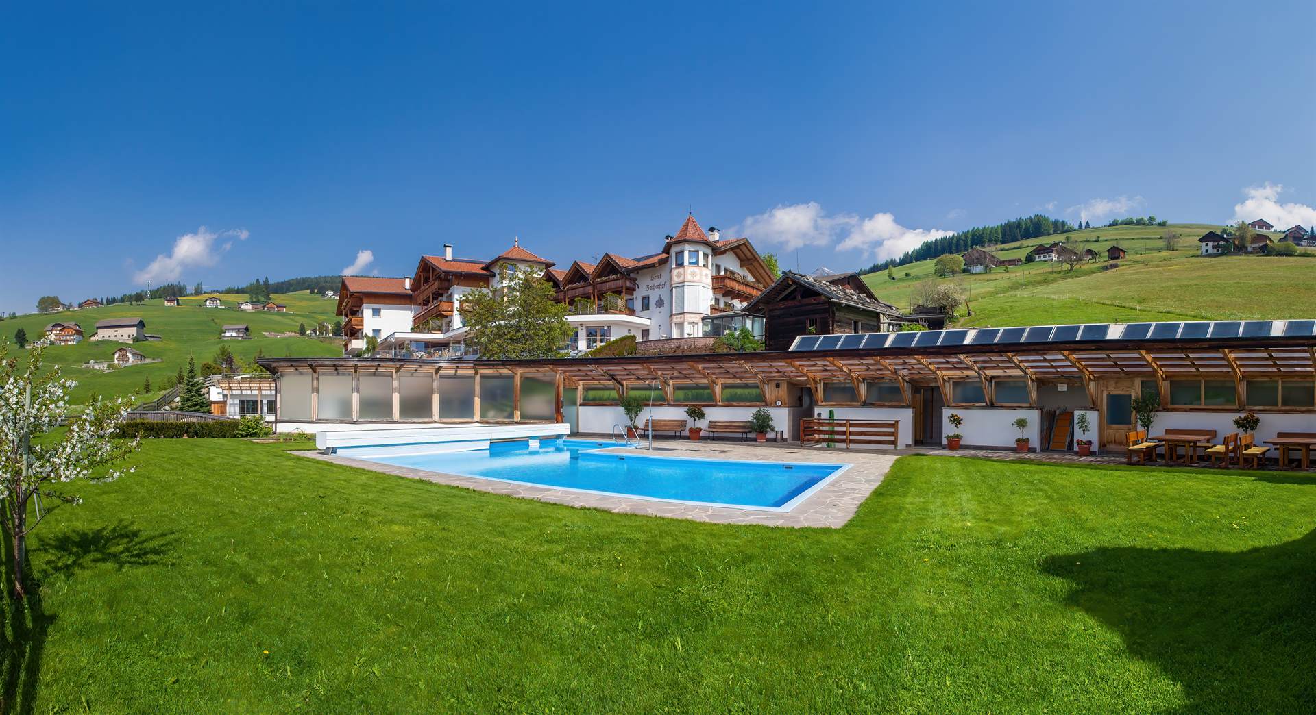 Hotelarchitektur, Innenraum oder Atmosphäre eines Südtiroler Gastbetriebs — fotografiert von Marco Bonatta.