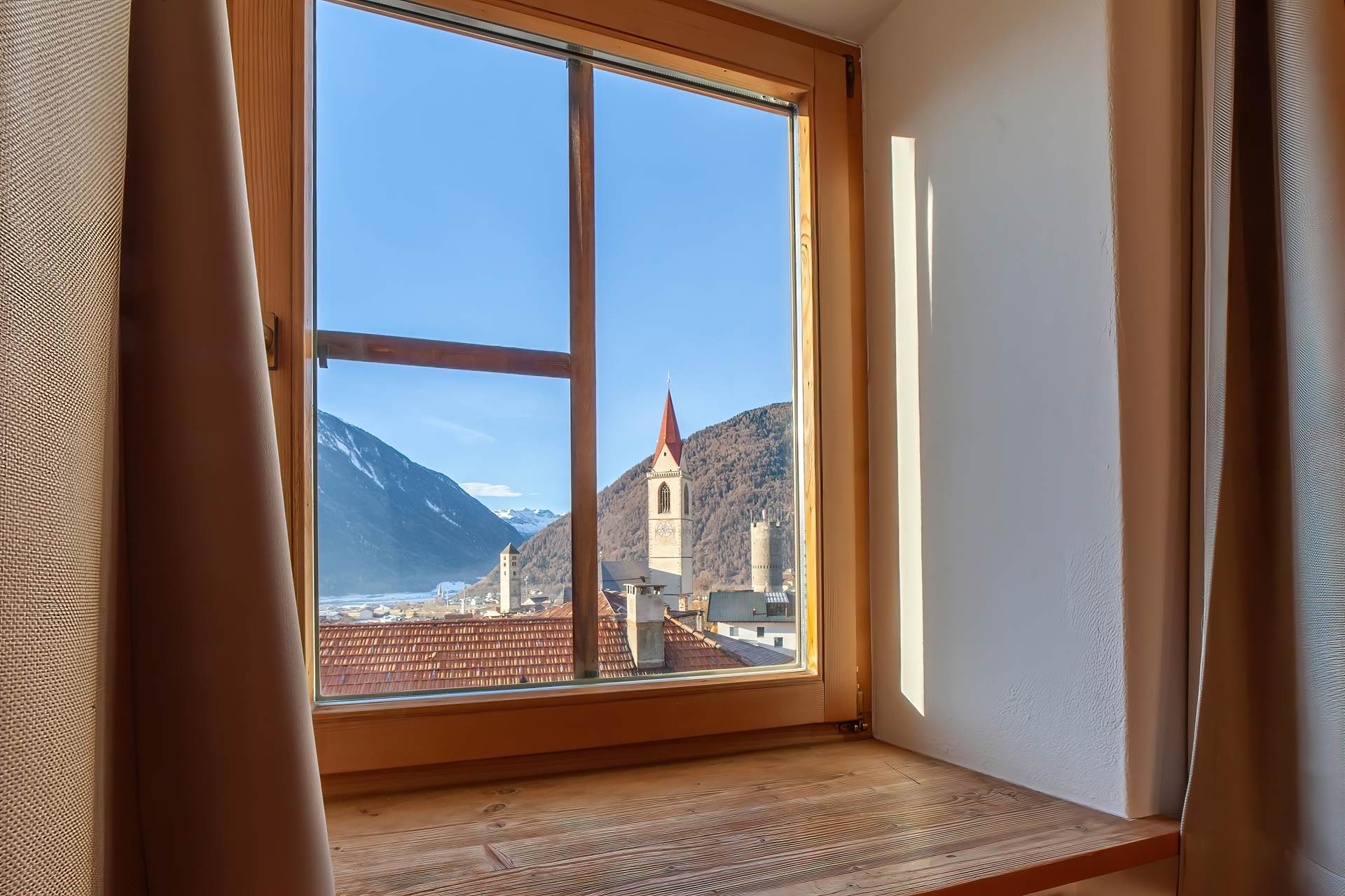 Hotelarchitektur, Innenraum oder Atmosphäre eines Südtiroler Gastbetriebs — fotografiert von Marco Bonatta.