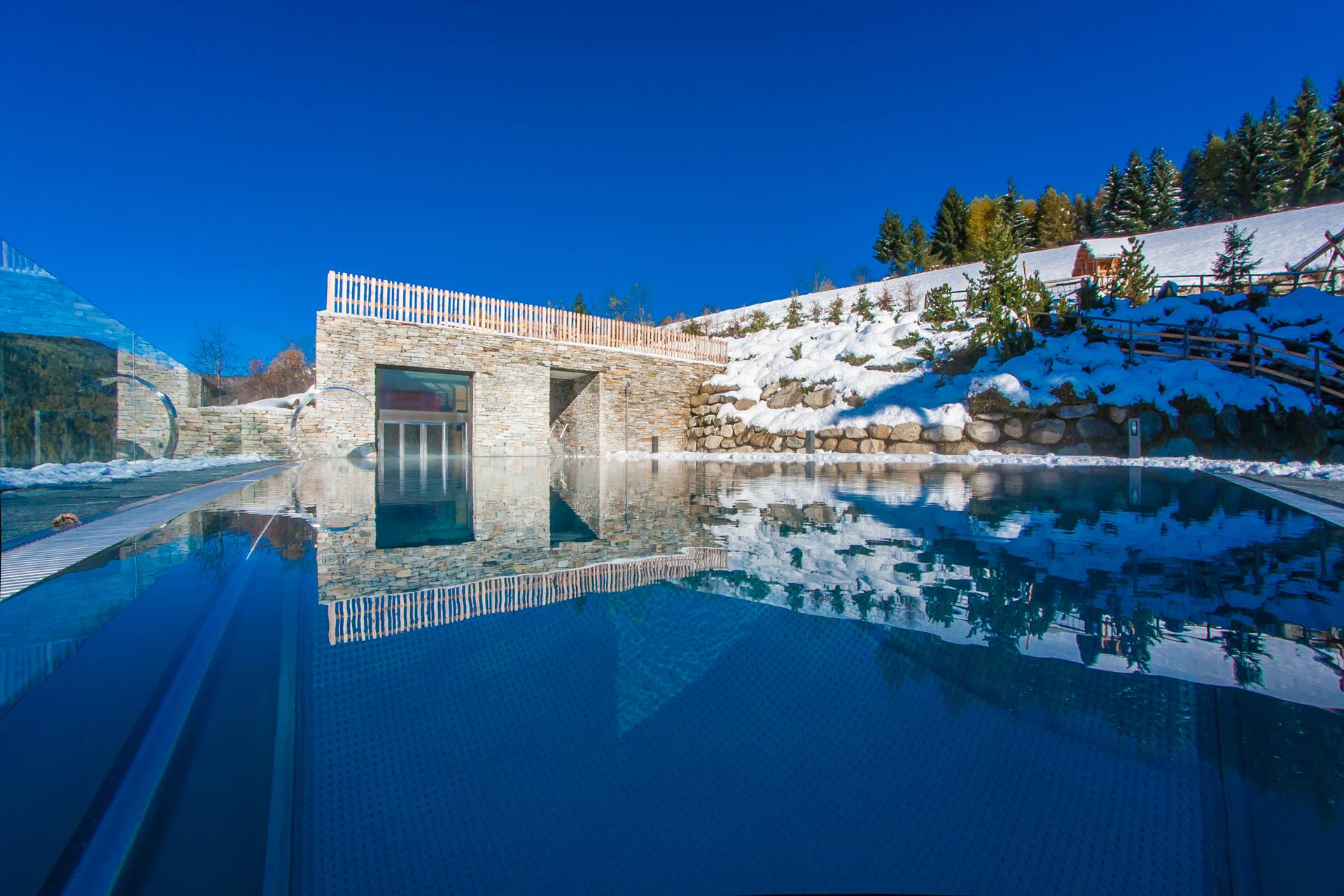 Hotelarchitektur, Innenraum oder Atmosphäre eines Südtiroler Gastbetriebs — fotografiert von Marco Bonatta.