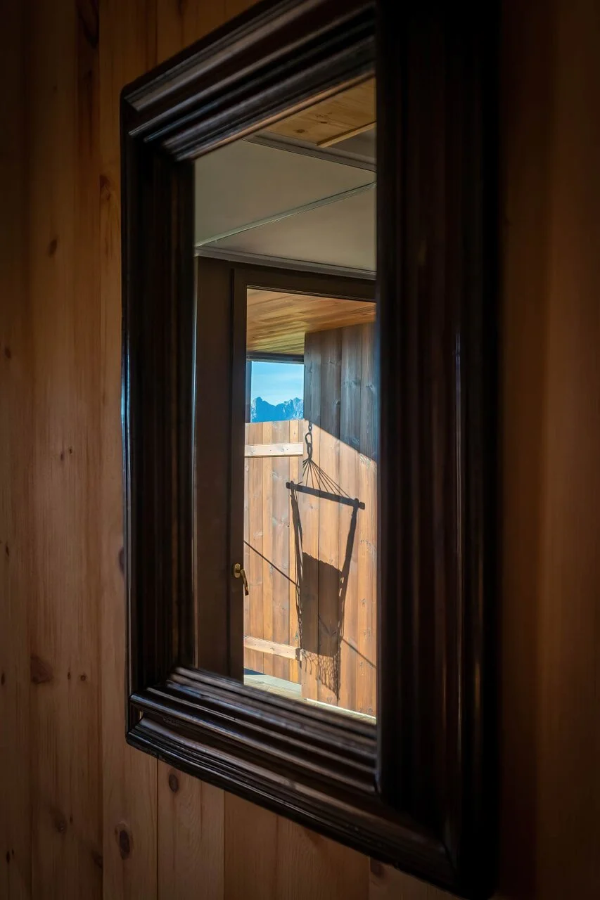 Hotelarchitektur, Innenraum oder Atmosphäre eines Südtiroler Gastbetriebs — fotografiert von Marco Bonatta.