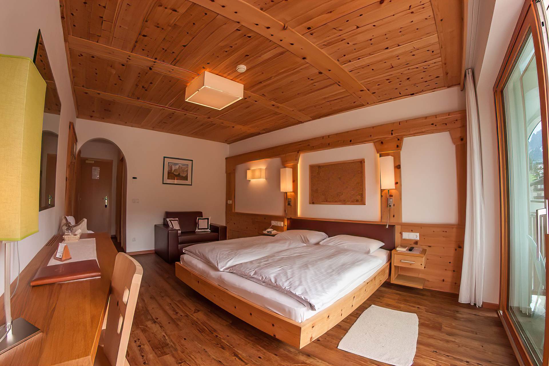 Hotelarchitektur, Innenraum oder Atmosphäre eines Südtiroler Gastbetriebs — fotografiert von Marco Bonatta.