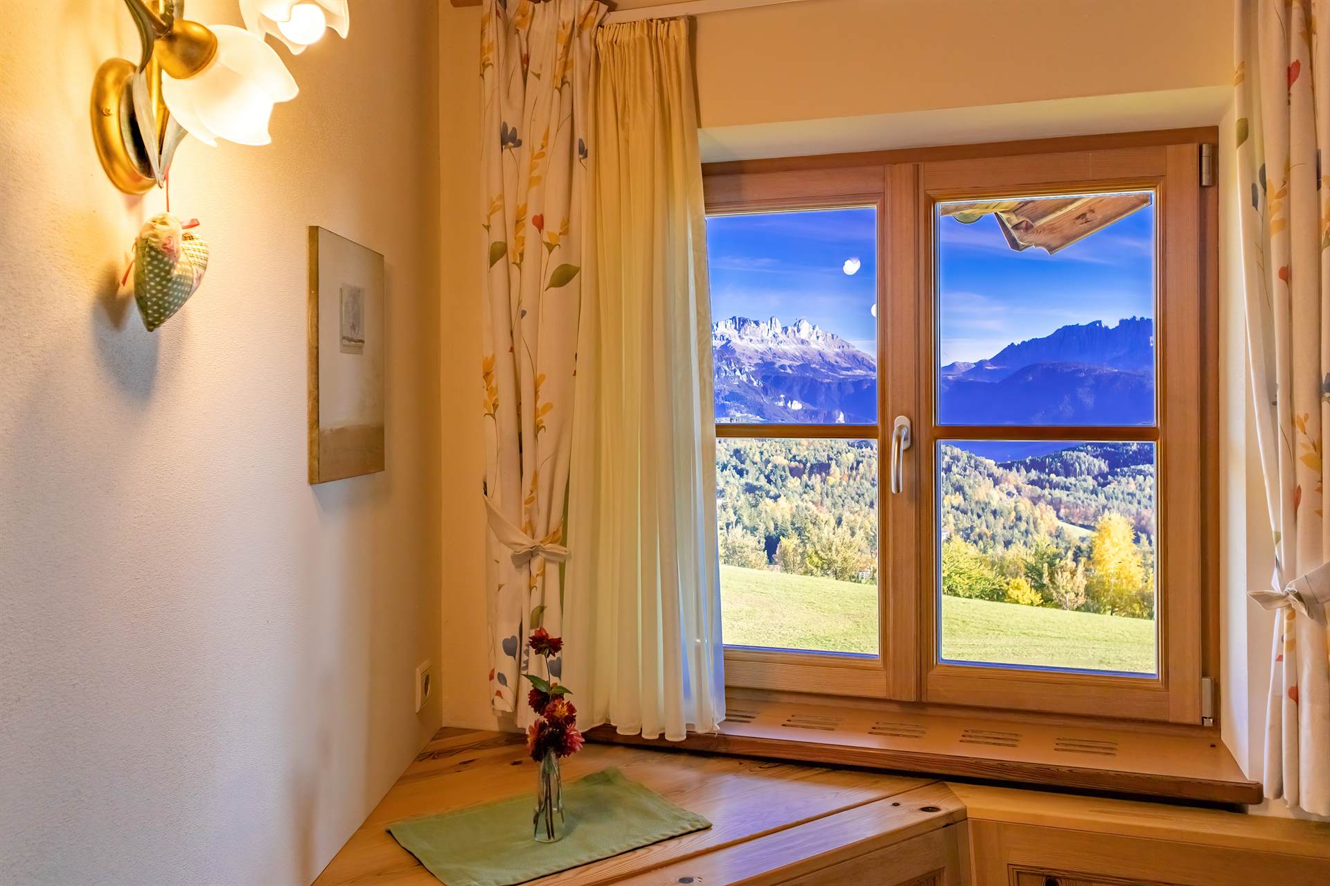 Hotelarchitektur, Innenraum oder Atmosphäre eines Südtiroler Gastbetriebs — fotografiert von Marco Bonatta.