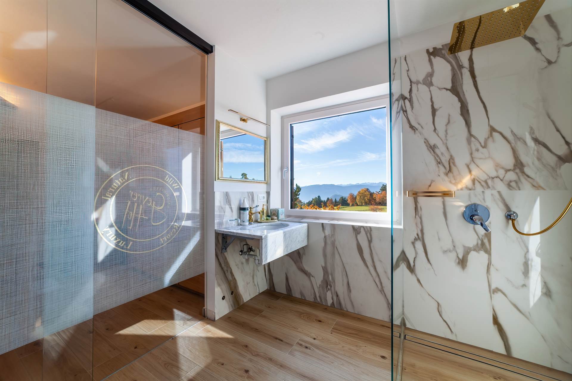 Hotelarchitektur, Innenraum oder Atmosphäre eines Südtiroler Gastbetriebs — fotografiert von Marco Bonatta.