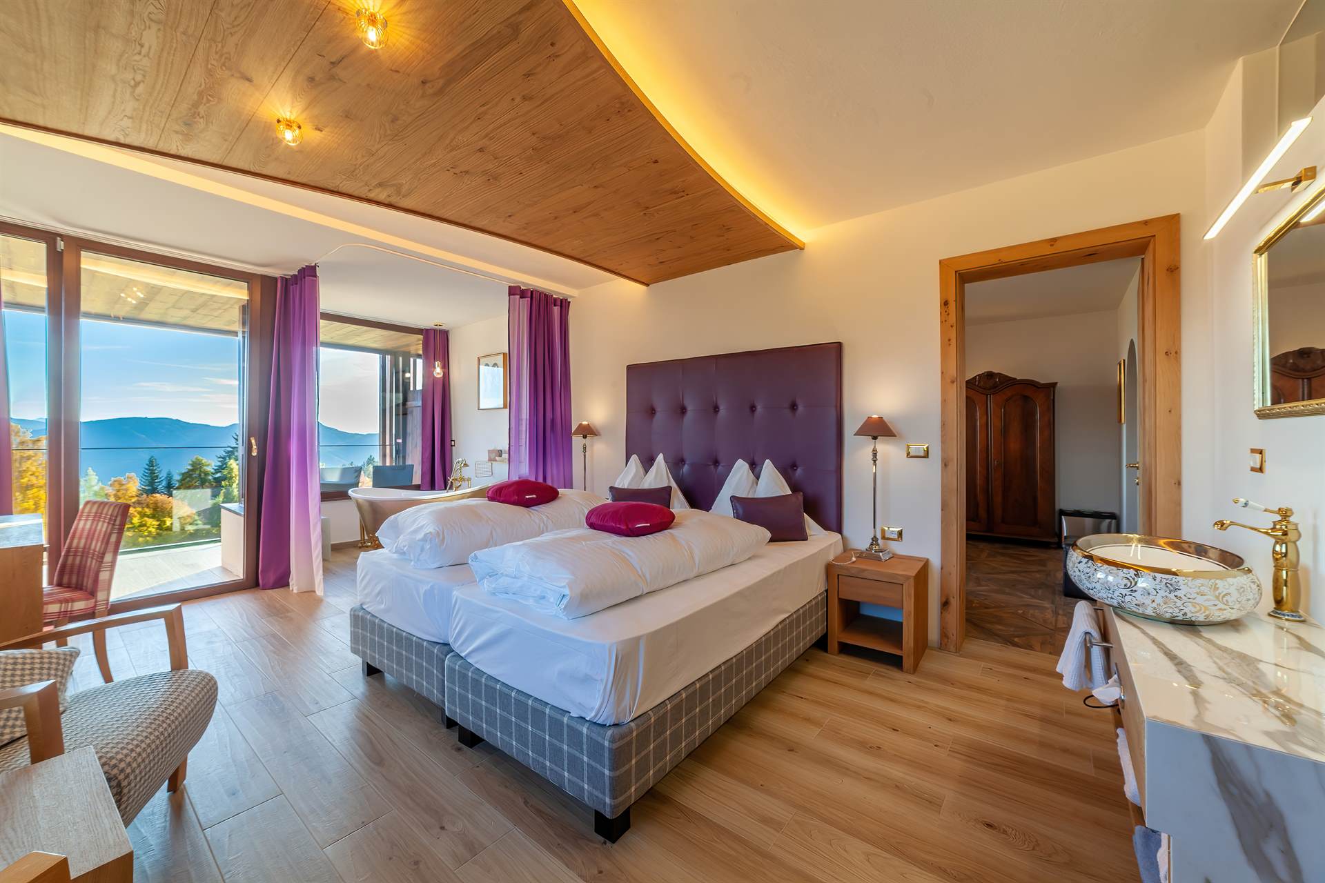 Hotelarchitektur, Innenraum oder Atmosphäre eines Südtiroler Gastbetriebs — fotografiert von Marco Bonatta.