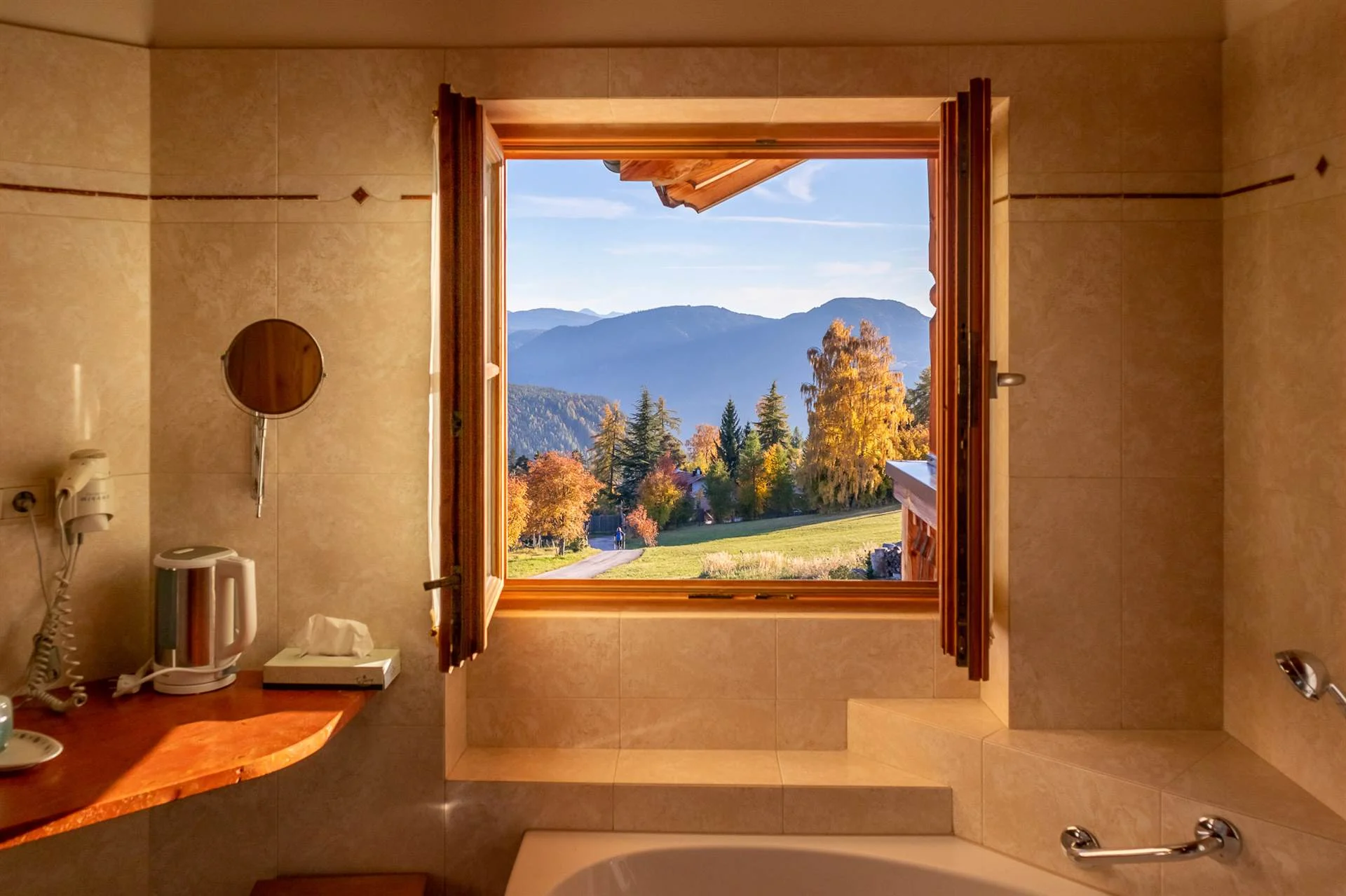 Hotelarchitektur, Innenraum oder Atmosphäre eines Südtiroler Gastbetriebs — fotografiert von Marco Bonatta.