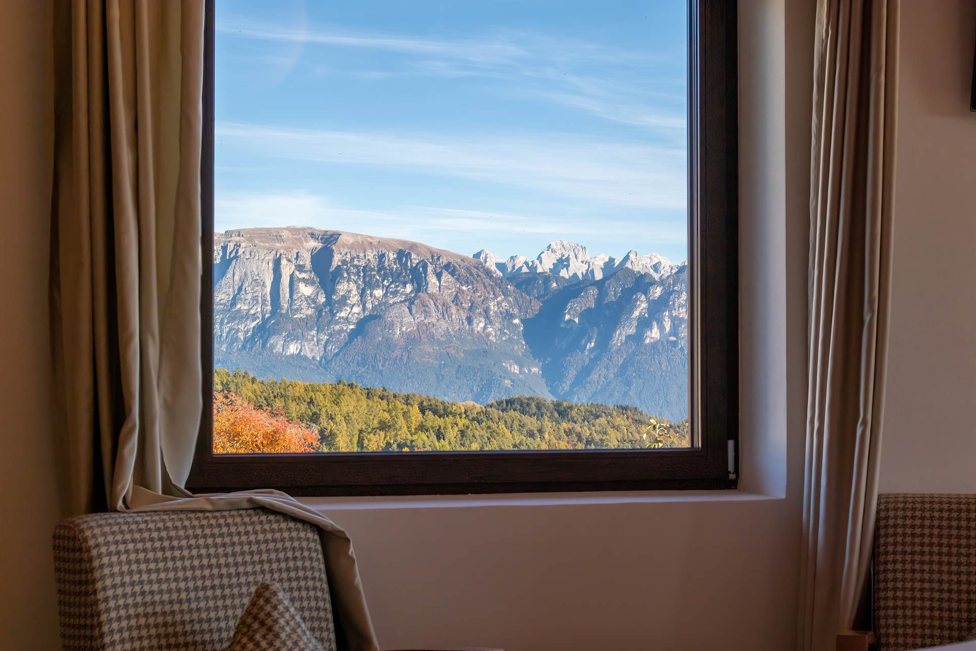 Hotelarchitektur, Innenraum oder Atmosphäre eines Südtiroler Gastbetriebs — fotografiert von Marco Bonatta.