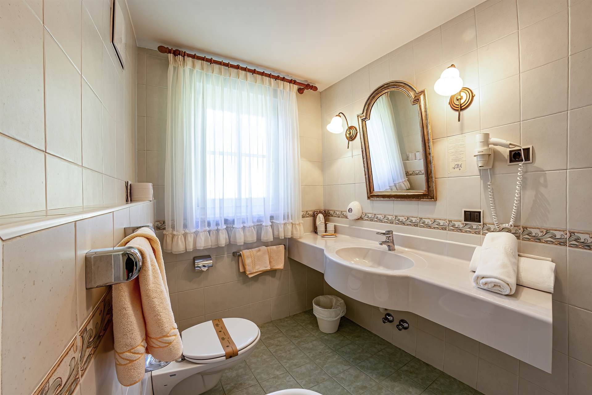 Hotelarchitektur, Innenraum oder Atmosphäre eines Südtiroler Gastbetriebs — fotografiert von Marco Bonatta.