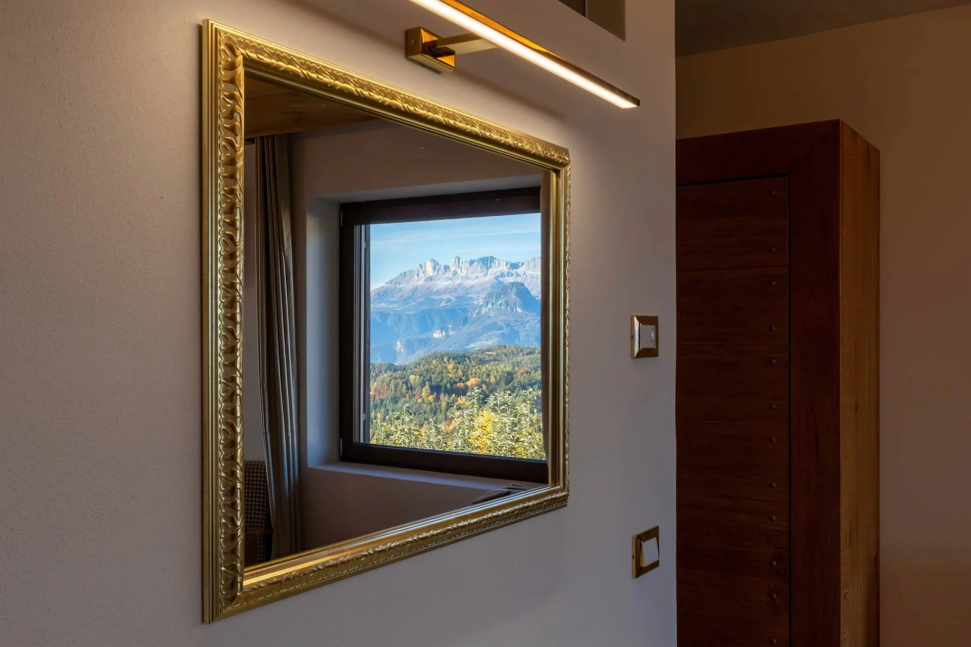 Hotelarchitektur, Innenraum oder Atmosphäre eines Südtiroler Gastbetriebs — fotografiert von Marco Bonatta.