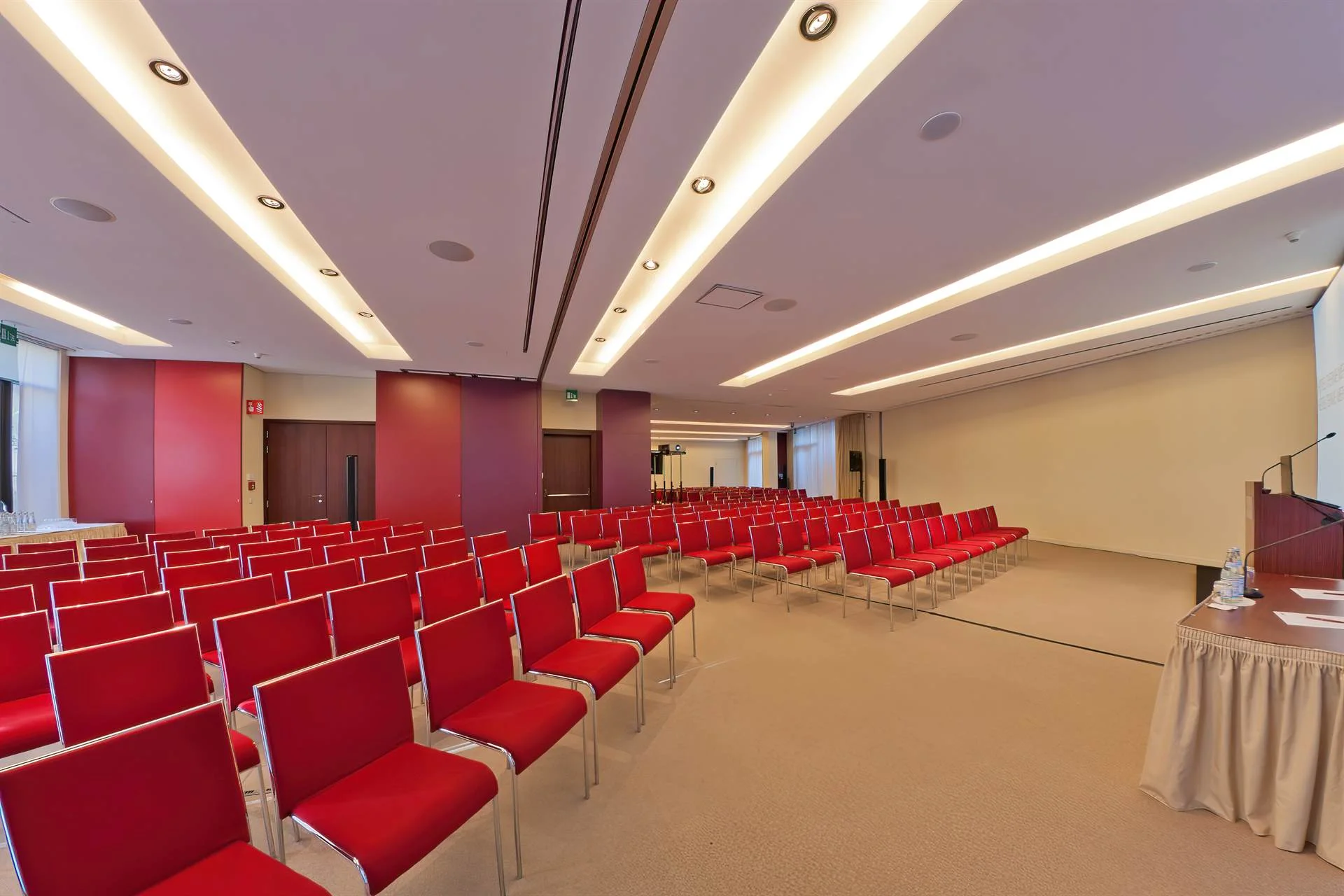 Hotelarchitektur, Innenraum oder Atmosphäre eines Südtiroler Gastbetriebs — fotografiert von Marco Bonatta.