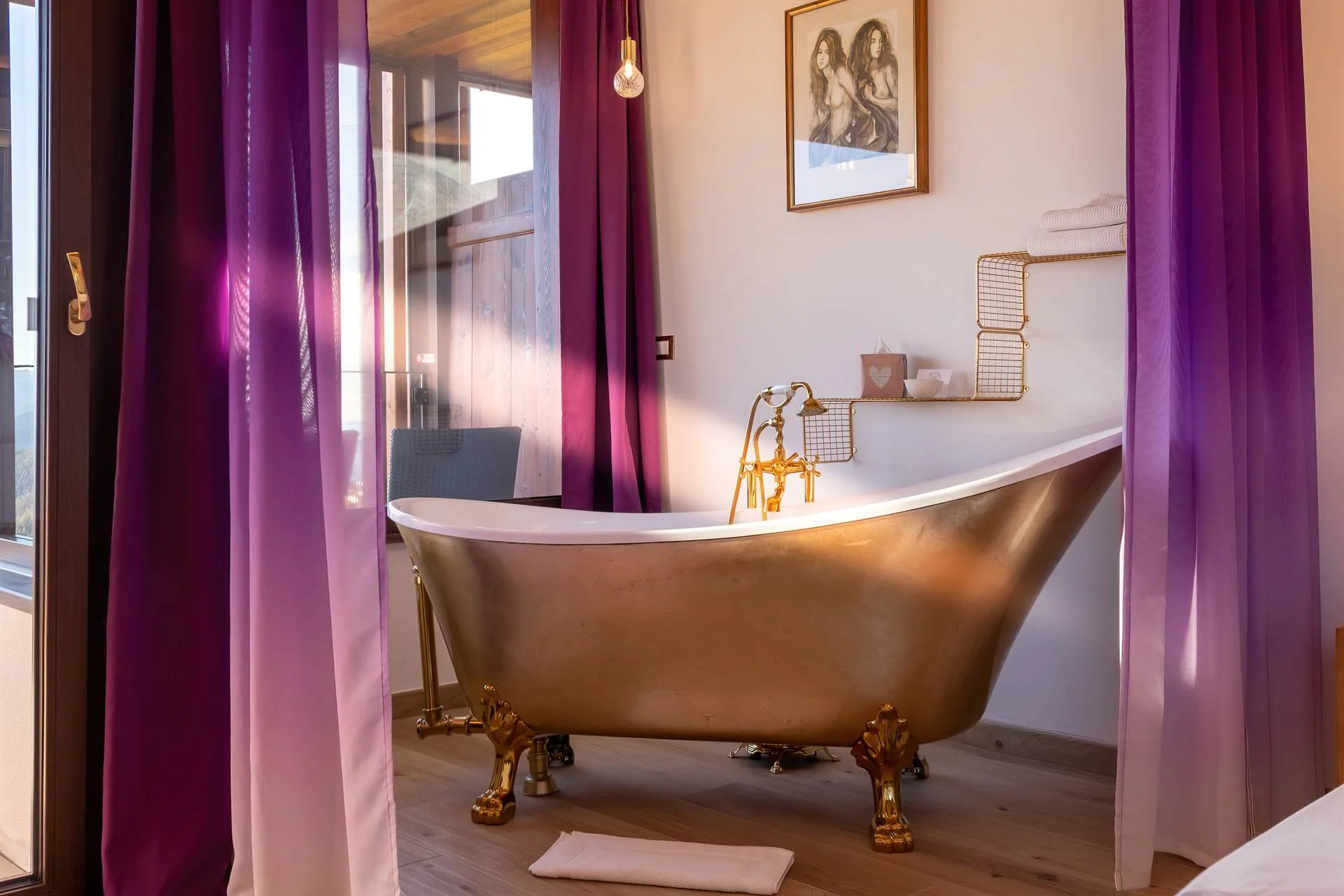 Hotelarchitektur, Innenraum oder Atmosphäre eines Südtiroler Gastbetriebs — fotografiert von Marco Bonatta.