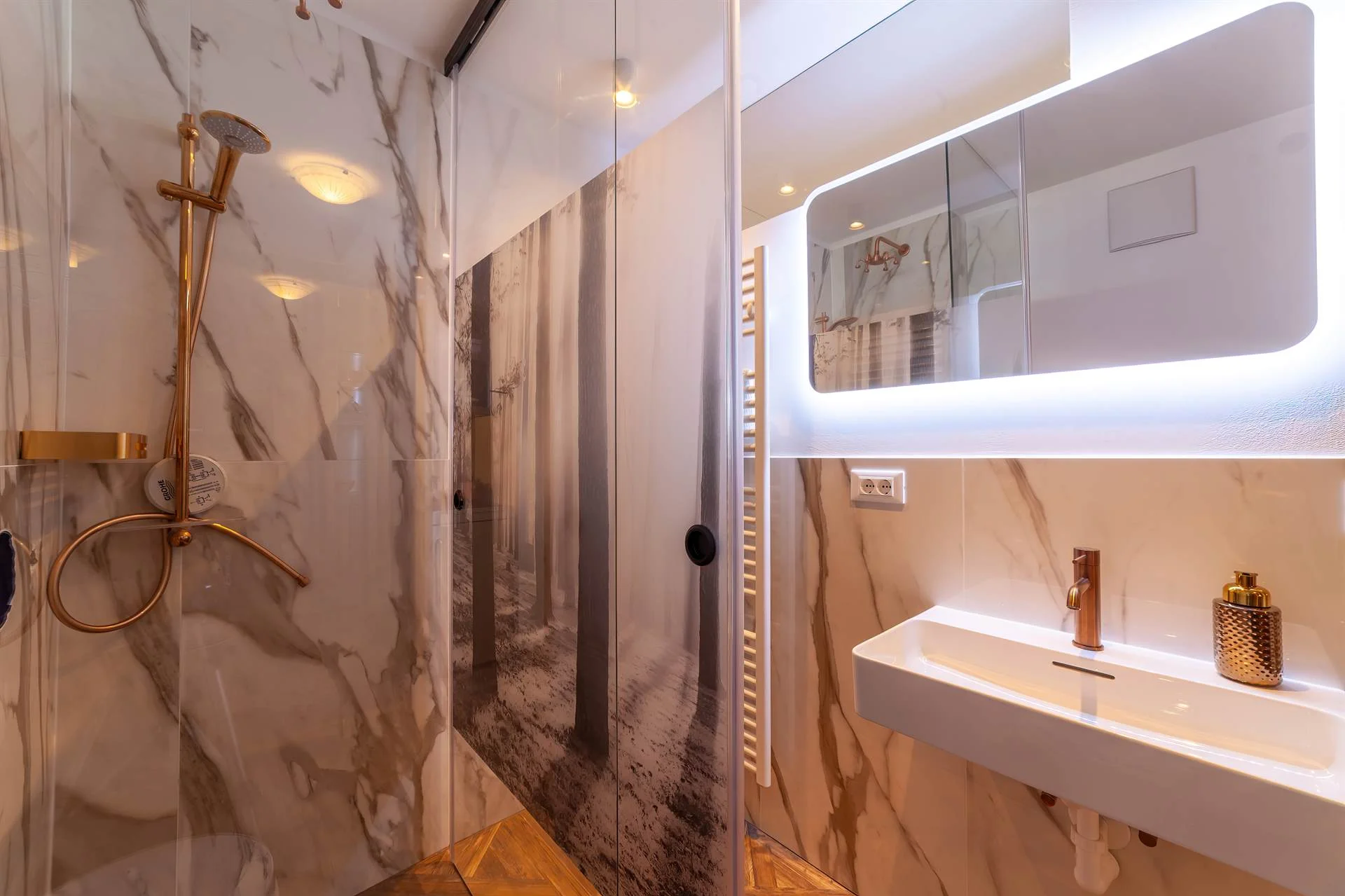 Hotelarchitektur, Innenraum oder Atmosphäre eines Südtiroler Gastbetriebs — fotografiert von Marco Bonatta.