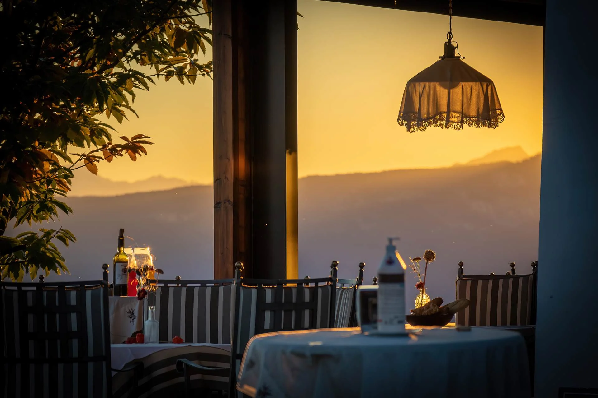 Hotelarchitektur, Innenraum oder Atmosphäre eines Südtiroler Gastbetriebs — fotografiert von Marco Bonatta.