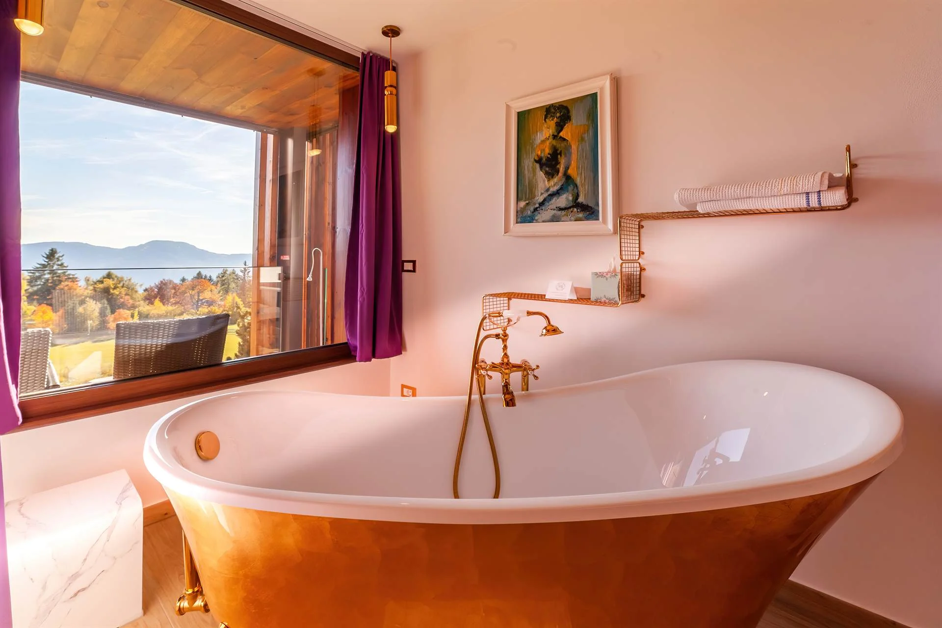 Hotelarchitektur, Innenraum oder Atmosphäre eines Südtiroler Gastbetriebs — fotografiert von Marco Bonatta.