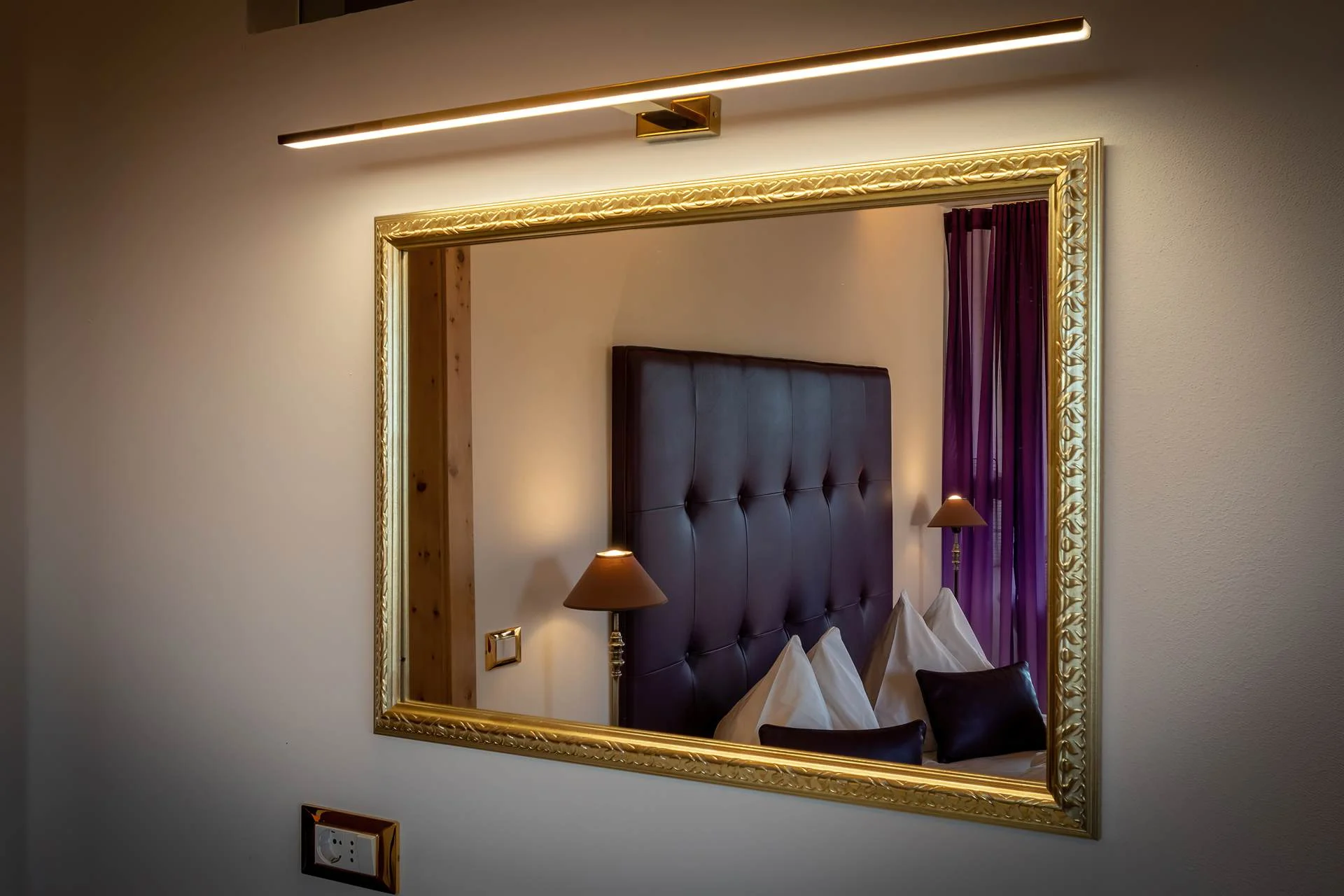 Hotelarchitektur, Innenraum oder Atmosphäre eines Südtiroler Gastbetriebs — fotografiert von Marco Bonatta.