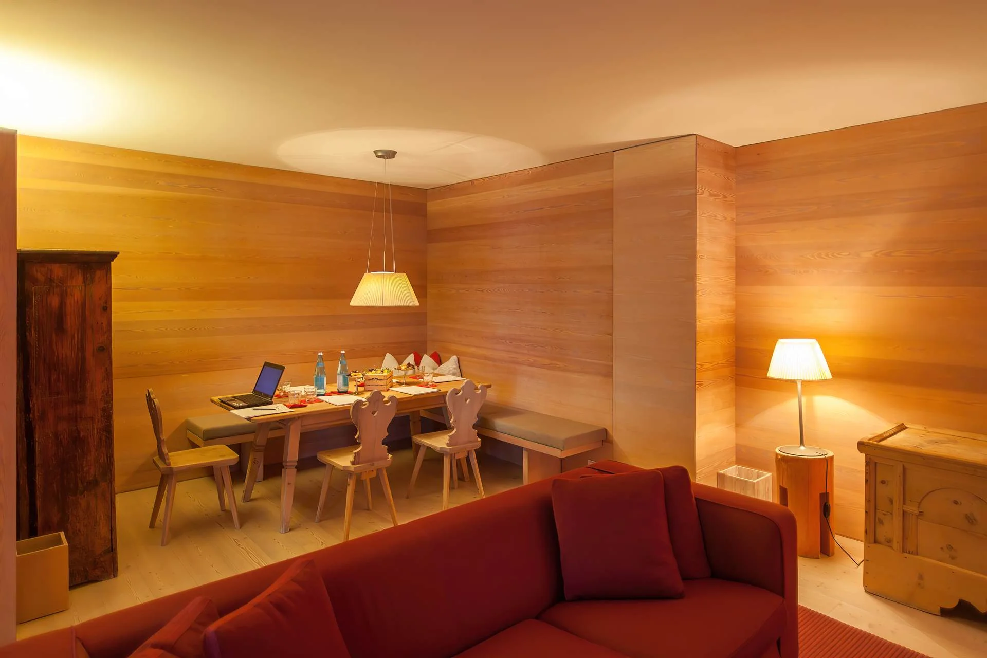 Hotelarchitektur, Innenraum oder Atmosphäre eines Südtiroler Gastbetriebs — fotografiert von Marco Bonatta.
