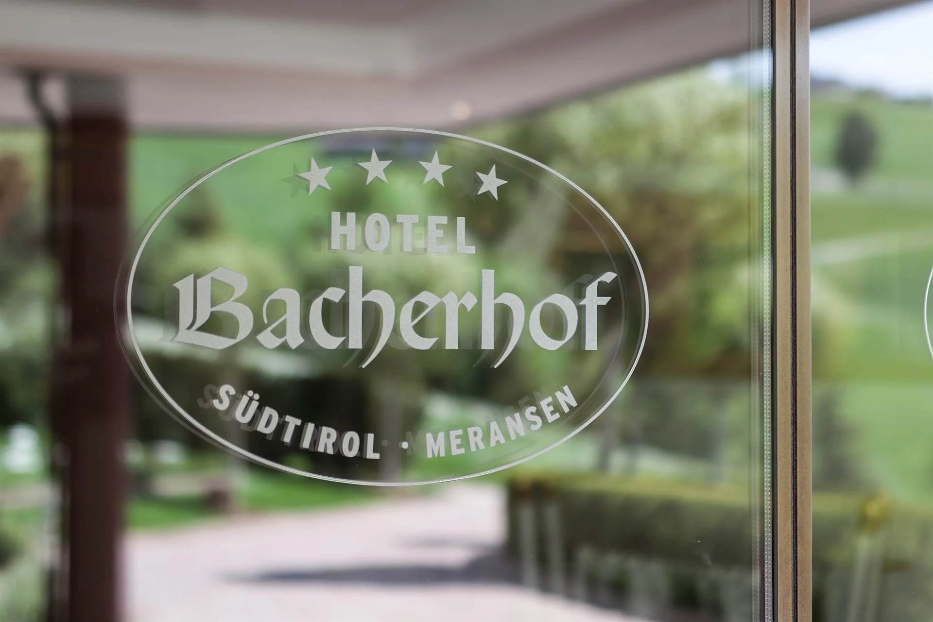 Hotelarchitektur, Innenraum oder Atmosphäre eines Südtiroler Gastbetriebs — fotografiert von Marco Bonatta.