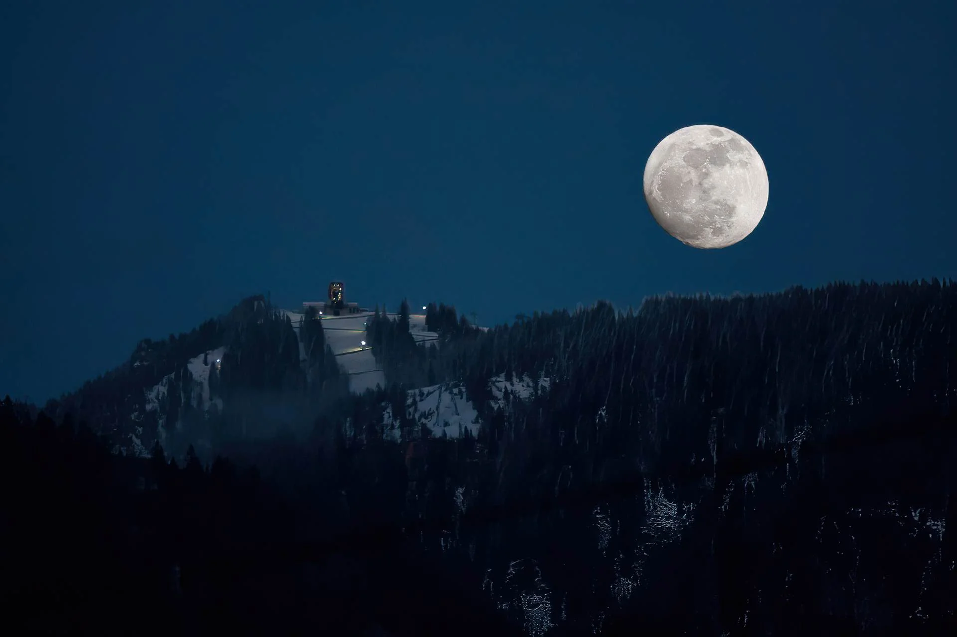 Hotelarchitektur, Innenraum oder Atmosphäre eines Südtiroler Gastbetriebs — fotografiert von Marco Bonatta.