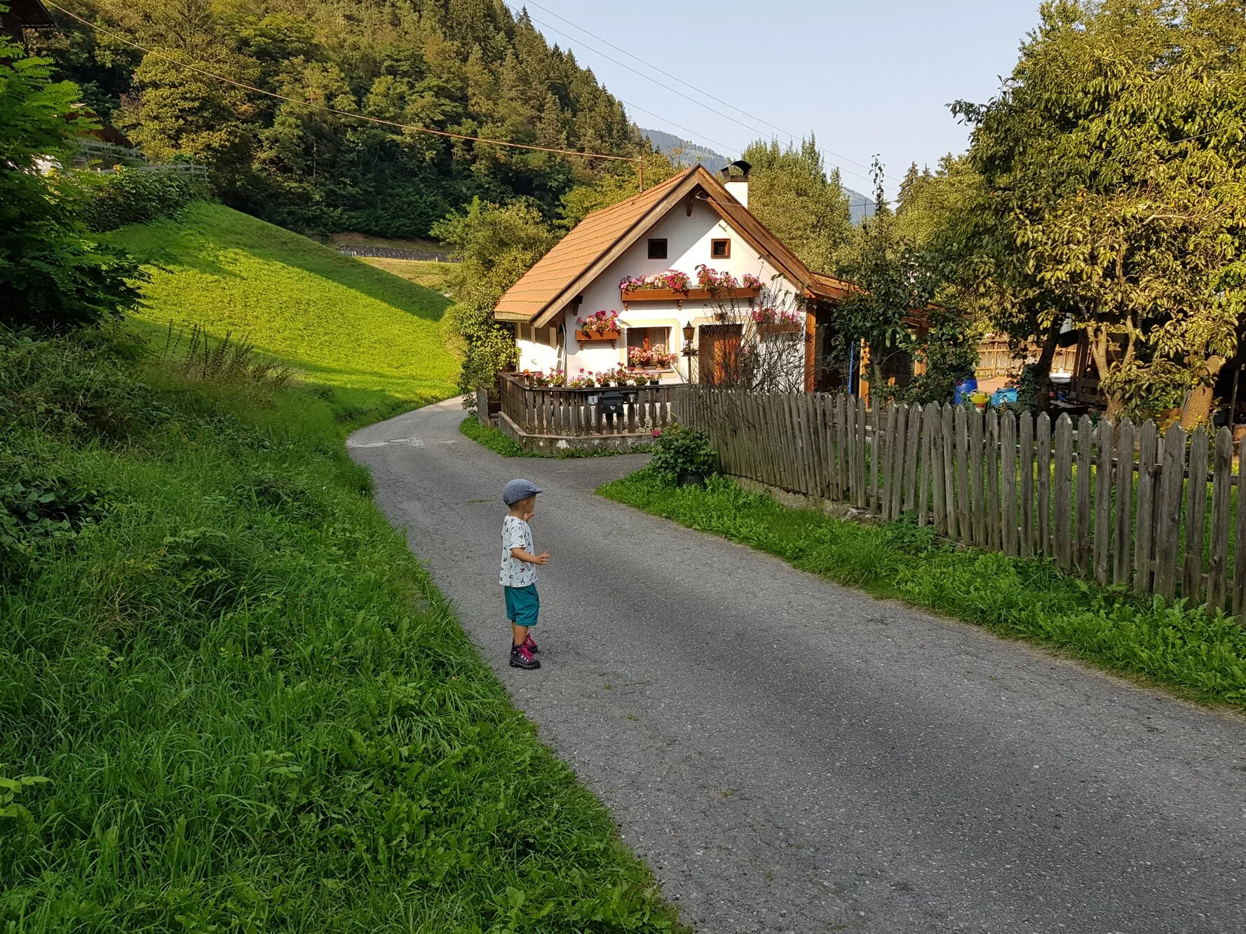 Hotelmotiv aus St. Pankraz vor und nach der KI-Bearbeitung. Fotografie von Marco Bonatta.